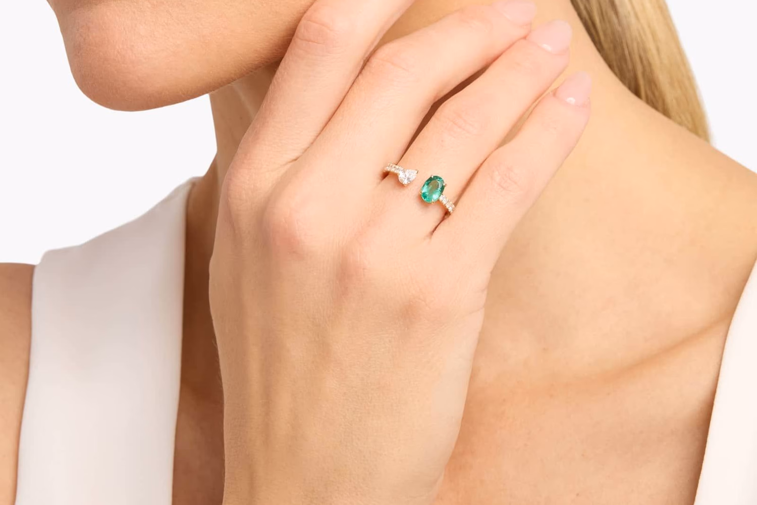 Emerald and diamond Toi et Moi ring in 18K yellow gold